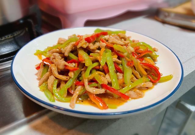 家常菜「彩椒炒肉丝」的做法 配方,很简单易做的美味下饭菜