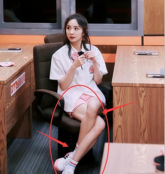 杨幂穿短裤坐着不方便,谁注意她的坐姿?一般人模仿不出来