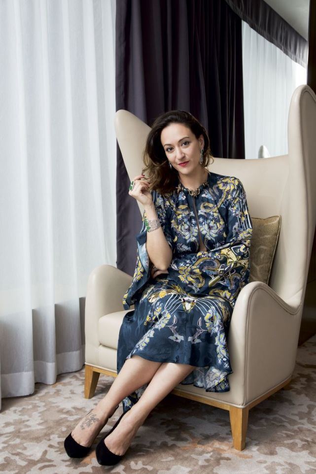 奚梦瑶精心打扮,却仍不敌素颜出镜的何家文,她才是何家漂亮女人