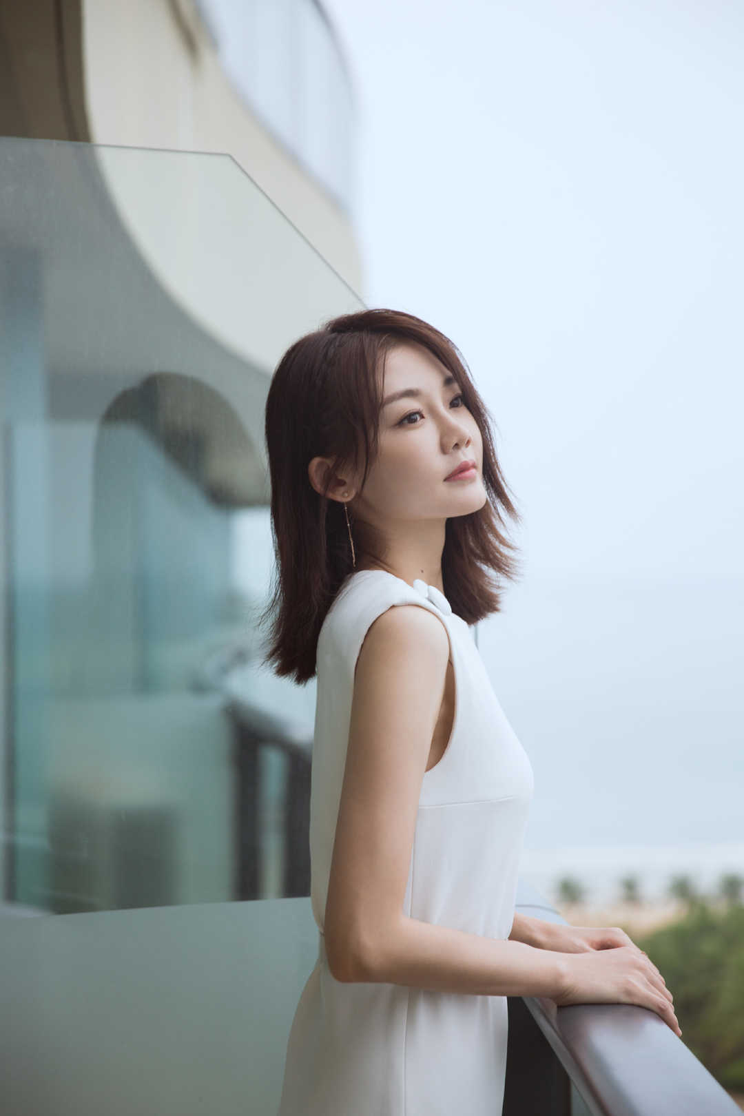 苗苗换身衣服气质都变了穿白色连体裤干练高级气场全开太惊艳