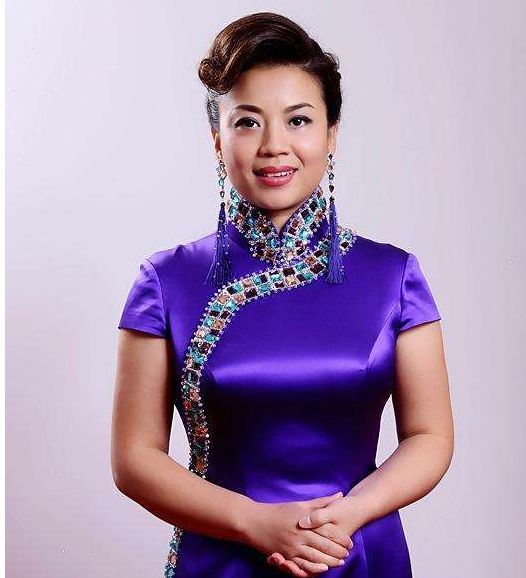 她25次登上春晚,在巅峰时放弃前程退隐,照顾父亲