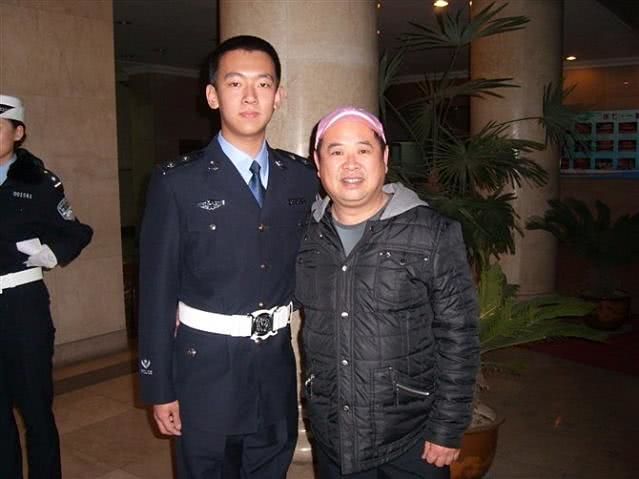 他被赵本山捧红,却没有拜师,和娇妻相差29岁成人生赢家