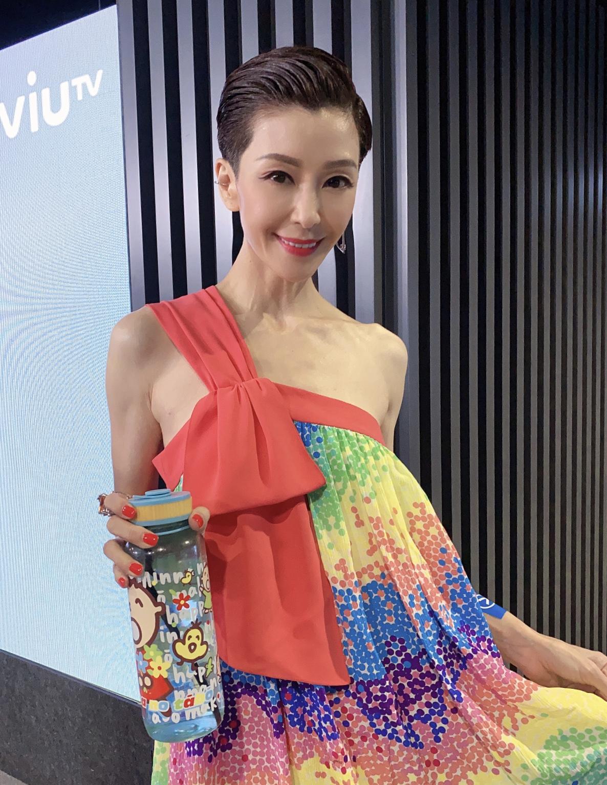 伍咏薇和老公罕见同框,身穿一袭薄纱连衣裙优雅大气,温婉高贵