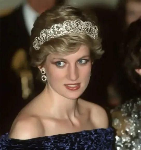 戴安娜王妃才是真敢穿26年前的复仇小黑裙现在看依然够大胆