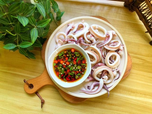 好吃到舔手指嗨,我又来给大家更新美食了,今天给大家一道白灼鱿鱼