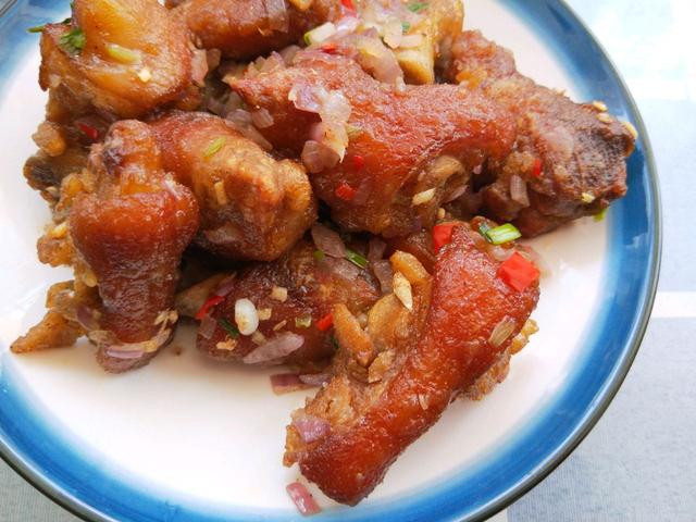 脆皮椒盐猪蹄的做法配方脆皮软糯椒香葱香的风味小吃