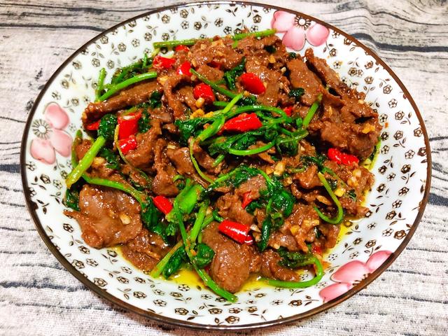「小炒香菜牛肉」的做法 配方,鲜香嫩滑的牛肉,很下饭