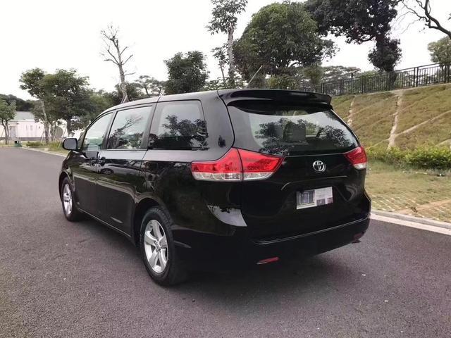 实拍丰田塞纳售价15万饱满大气它是一款非常经典的商务型汽车