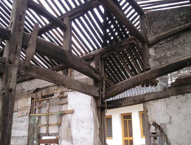 农村经常有人收老屋房梁,村民表示不解,让知情人士告诉你有啥用