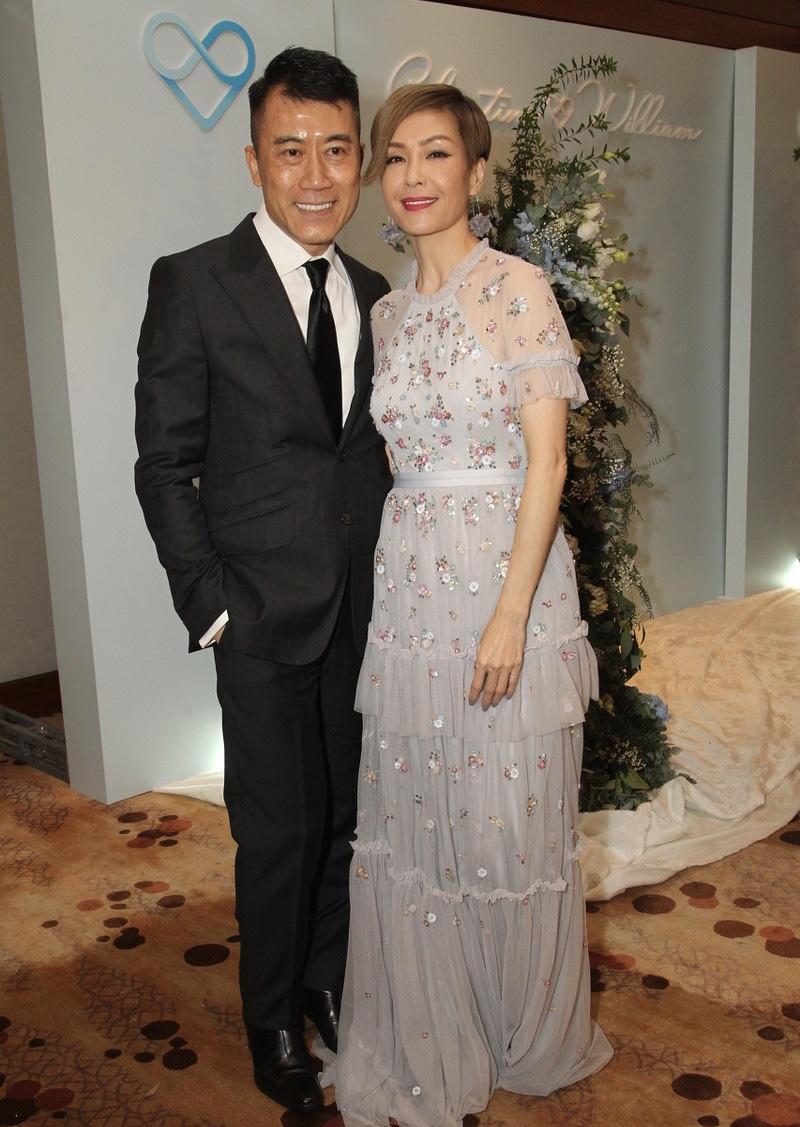 伍咏薇和老公罕见同框,身穿一袭薄纱连衣裙优雅大气,温婉高贵