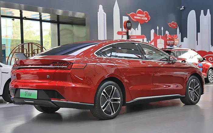 比亚迪和吉利一样,属于比较重视轿车市场的国产车企,但这台比亚迪汉的