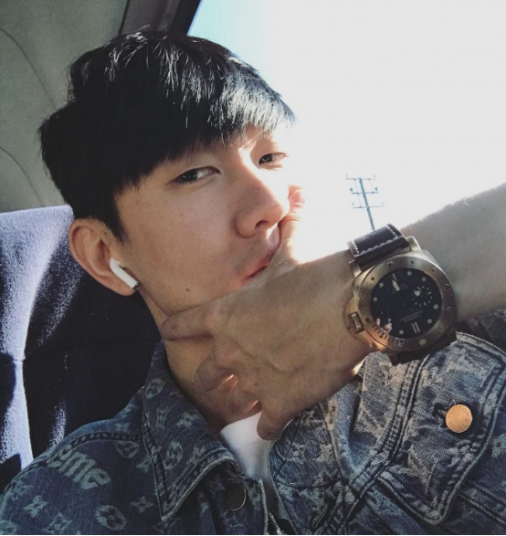 华语乐坛顶级人物林俊杰,也是沛纳海的粉丝,日常佩戴频率最高的是