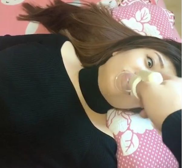 女子睡觉时嘴巴有异样,睁眼看到他,当场不淡定了
