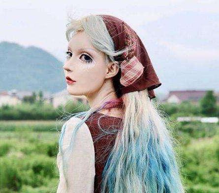 她是真人版"芭比娃娃",头发10天就要染一次,吃饭还得有人喂