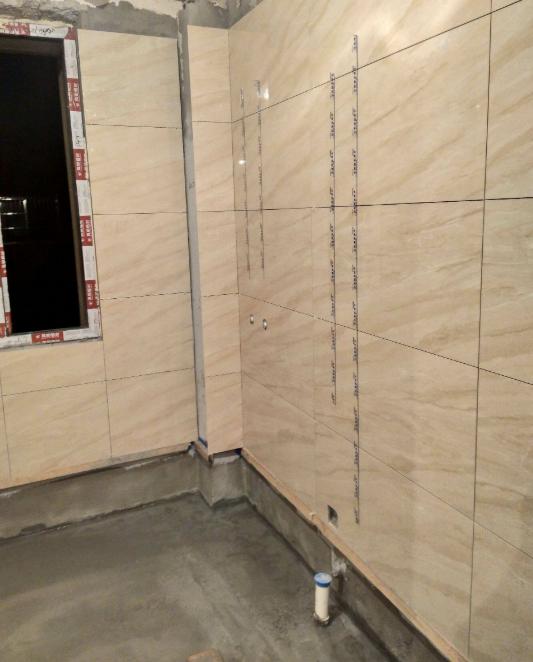 卫生间装修,贴墙砖这才是专业的手法,工人没装对让他返工