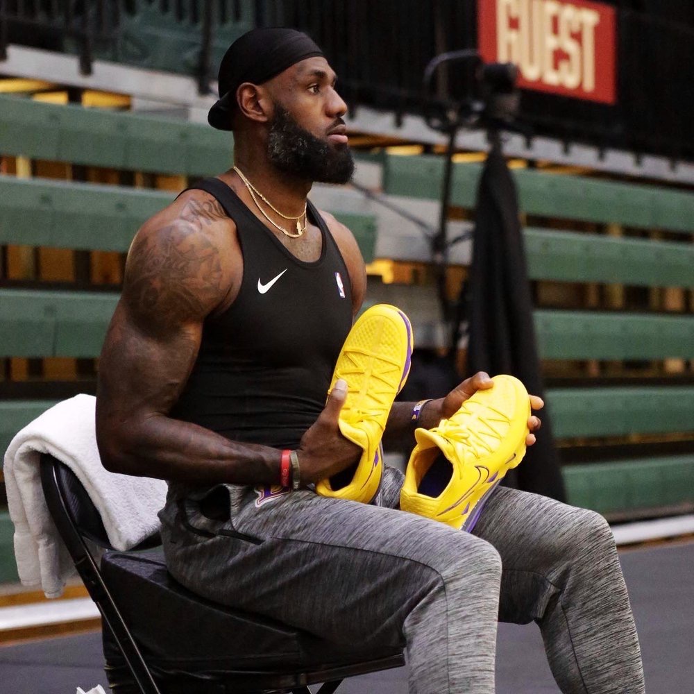 nba官方晒湖人训练照詹皇黄色球鞋引人注目35岁身材完美