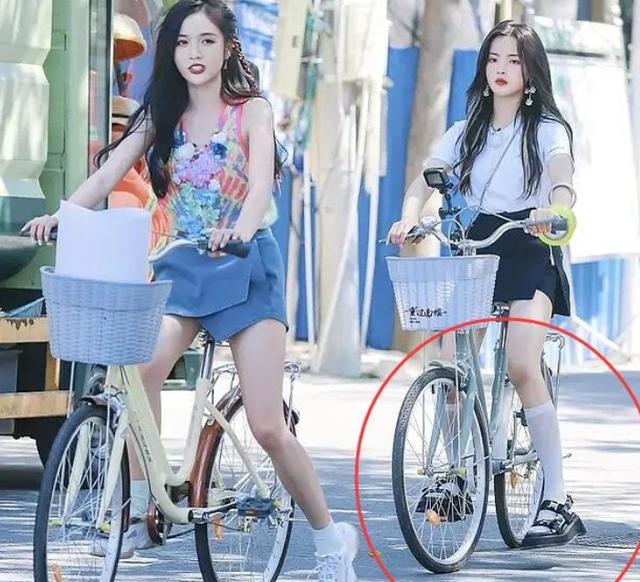 杨超越骑自行车也不忘"牛奶袜",同框吴宣仪,腿型真实了
