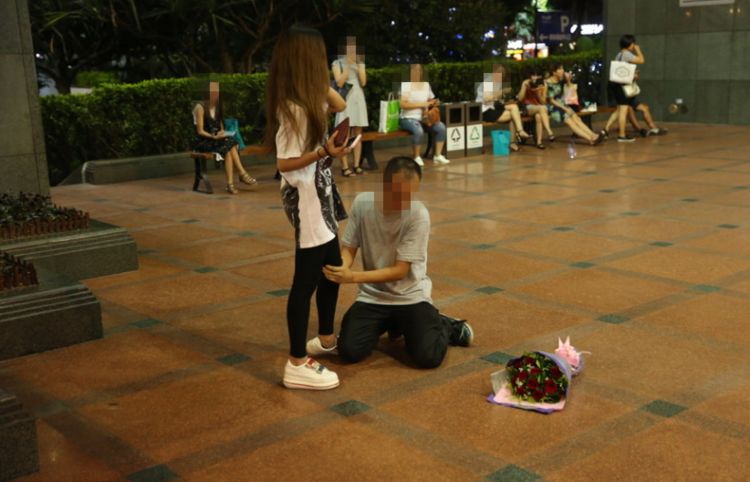 男子紧抱女孩大腿下跪,女子一脚把他踢开后,大家都说男子活该休闲区蓝鸢梦想 - Www.slyday.coM 男子紧抱女孩大腿下跪,女子一脚把他踢开后,大家都说男子活该休闲区蓝鸢梦想 - Www.slyday.coM