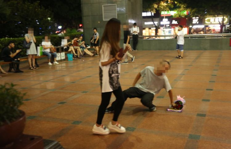 男子紧抱女孩大腿下跪,女子一脚把他踢开后,大家都说男子活该休闲区蓝鸢梦想 - Www.slyday.coM 男子紧抱女孩大腿下跪,女子一脚把他踢开后,大家都说男子活该休闲区蓝鸢梦想 - Www.slyday.coM