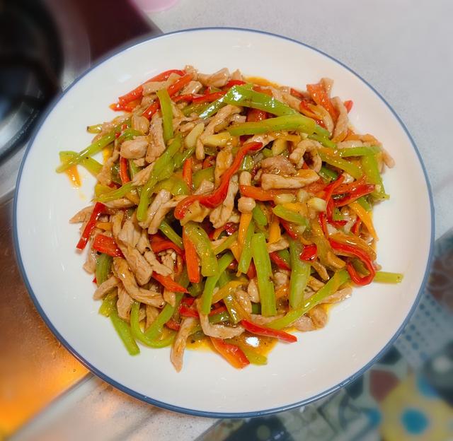 家常菜「彩椒炒肉丝」的做法 配方,很简单易做的美味下饭菜