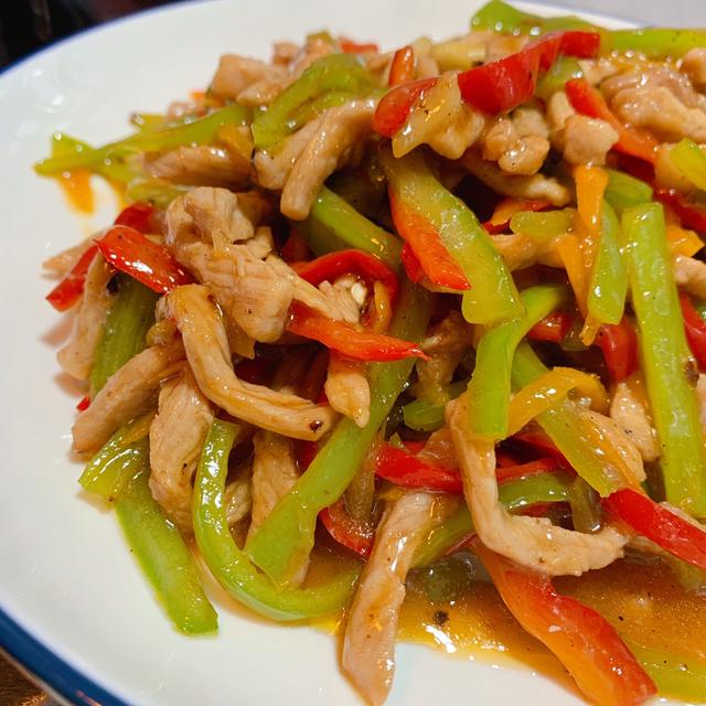 家常菜「彩椒炒肉丝」的做法 配方,很简单易做的美味下饭菜