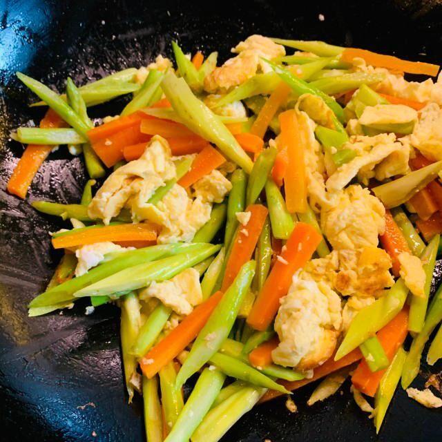 火麻仁鸡蛋炒芦笋,清淡爽口,适合夏季吃的开胃菜,营养美味