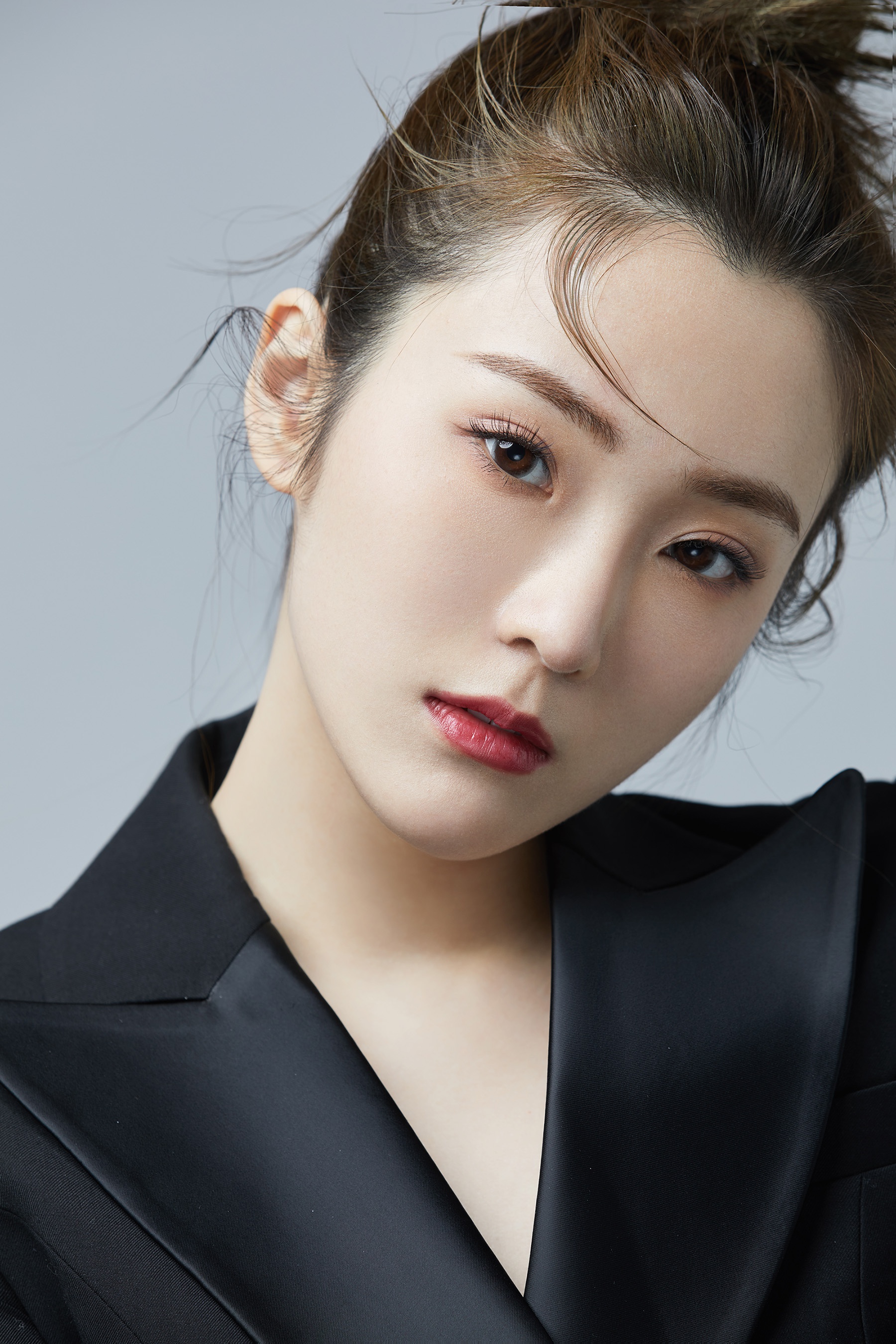 张可盈"冷黑系"写真曝光 全能少女展现多面魅力|张