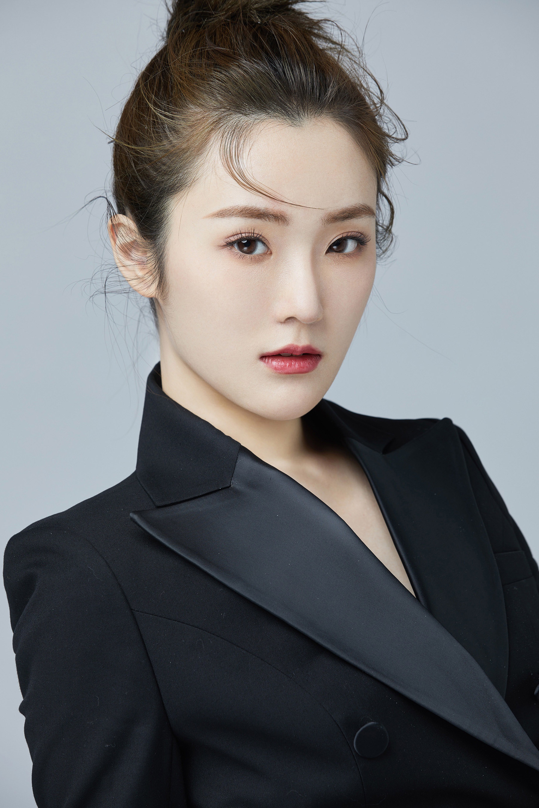 张可盈"冷黑系"写真曝光 全能少女展现多面魅力