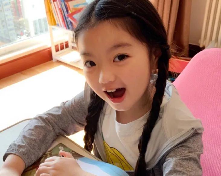 阿拉蕾变美啦,肉嘟嘟圆脸很可爱,我却关注她的"浓妆艳抹"脸蛋