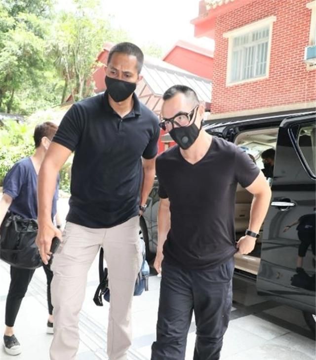 从赌王葬礼看穿搭,他们不是不怕热,而是有规定只能这样穿