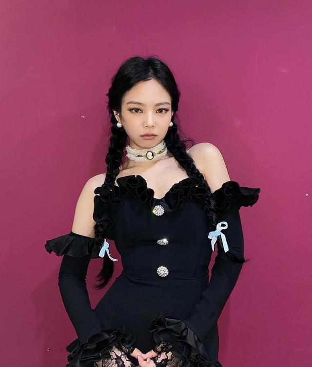 jennie金智妮麻花辫造型曝光台上台下不同风格你爱哪一个