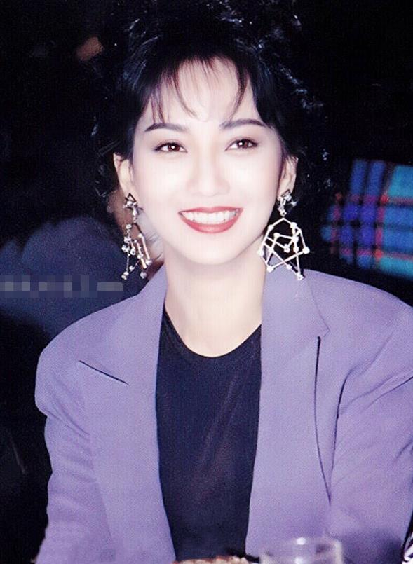 快70岁的赵雅芝因颜值惹争议?看了她40岁旧照,终于懂了