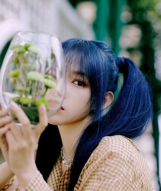 程潇新发型让人叫绝迷雾蓝双马尾元气满满其他女星比不上她