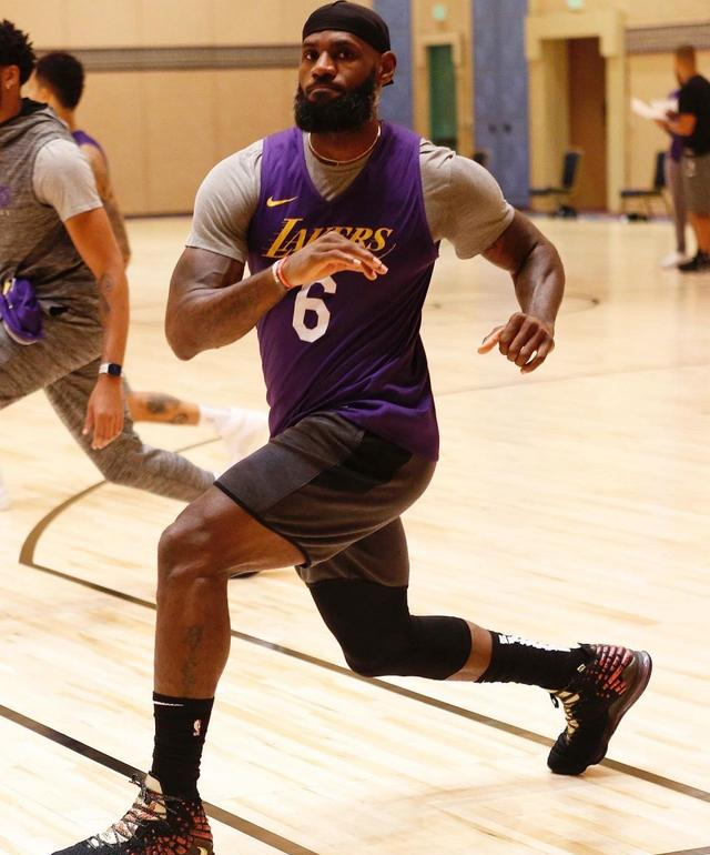 nba公布詹姆斯训练照,胡子花白但肌肉发达,球迷:堪比20岁