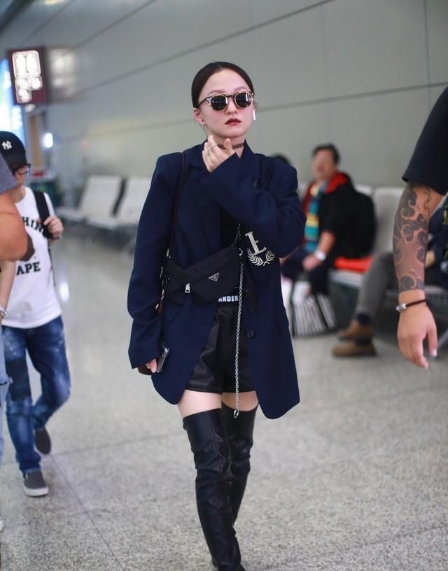 张韶涵穿衣有"新招",靴子拉链不拉敞着穿,走路兜风还显腿细