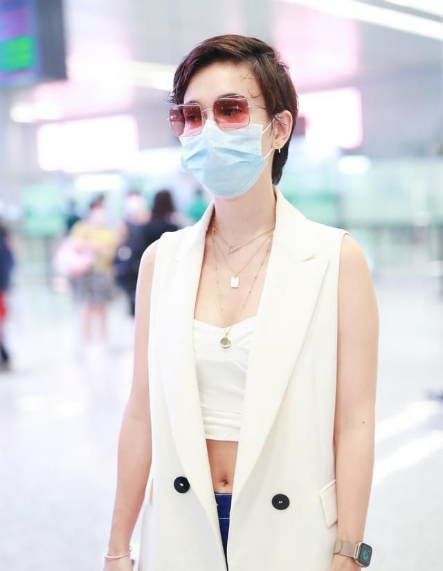 卢靖姗的美小孩子看不懂,短发造型配露脐装,美的优雅大气