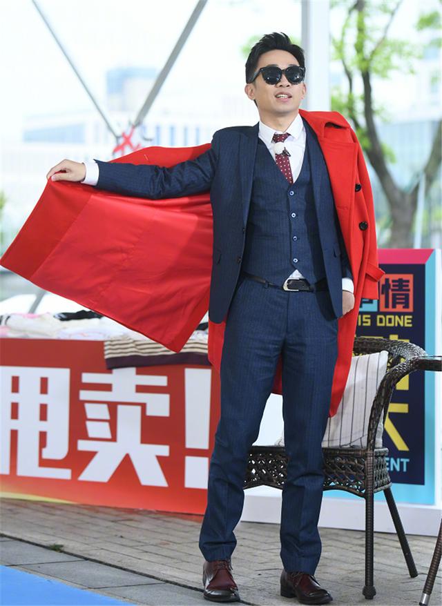 杨迪走红纯属意外?那你也太颜控了吧,穿西装戴眼镜的他也超帅