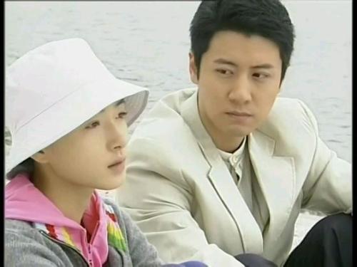 2004年,主演家庭伦理剧《天使的歌声》,饰演品学兼优,美丽善良的陈子