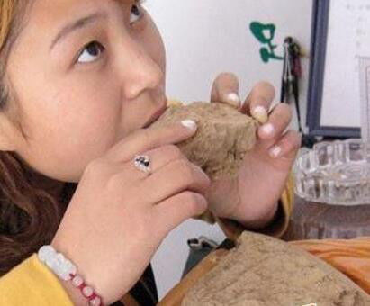 女子吃土20多年,医院检查却没问题,如今开直播吃土