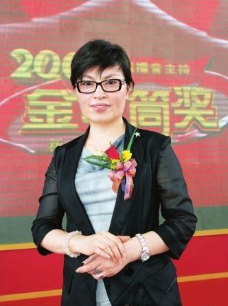 主持新闻联播十几年,退居幕后热心公益|央视|新闻联播|李瑞英_新浪