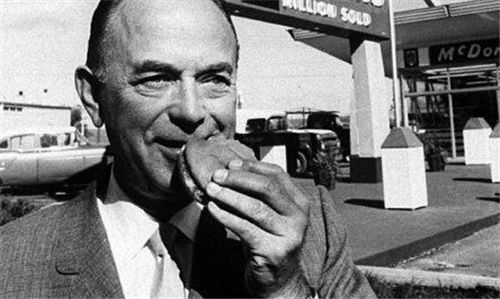 1954年,雷·克洛克与专门出售汉堡的餐馆老板迪克·麦当劳,马克