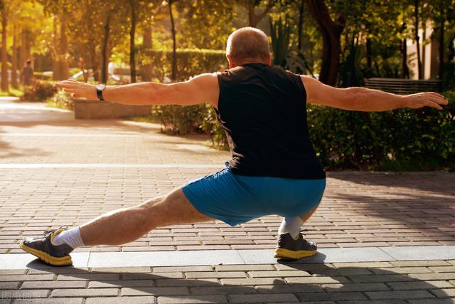 4个简单动作,舒展关节,从手放松到腿,还能提升心肺甩赘肉