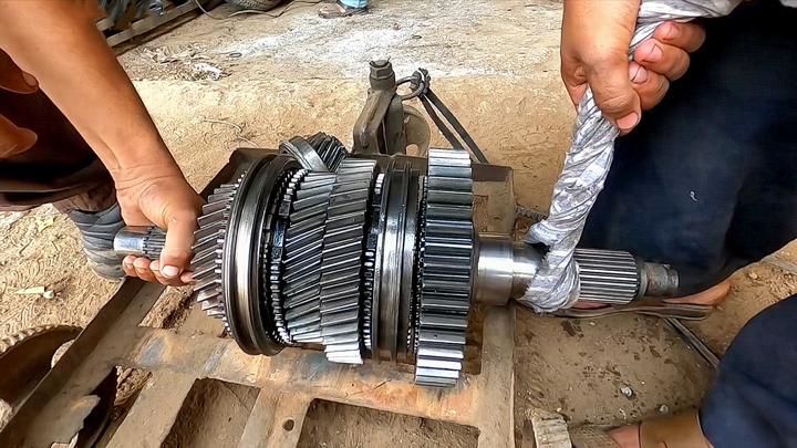 货车变速箱损坏看看巴铁师傅是如何修复的这才叫修车