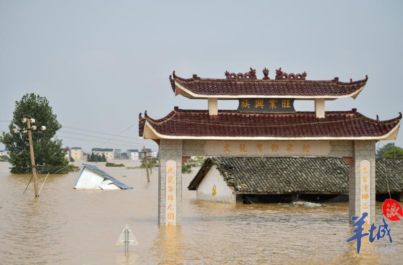 一线直击鄱阳镇问桂道圩决口处14日将完成封堵村民已转移到安置点