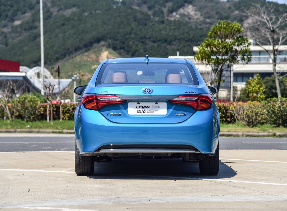 丰田成功了,入门版就上cvt自动挡,轴距达2700,关键油耗才4.