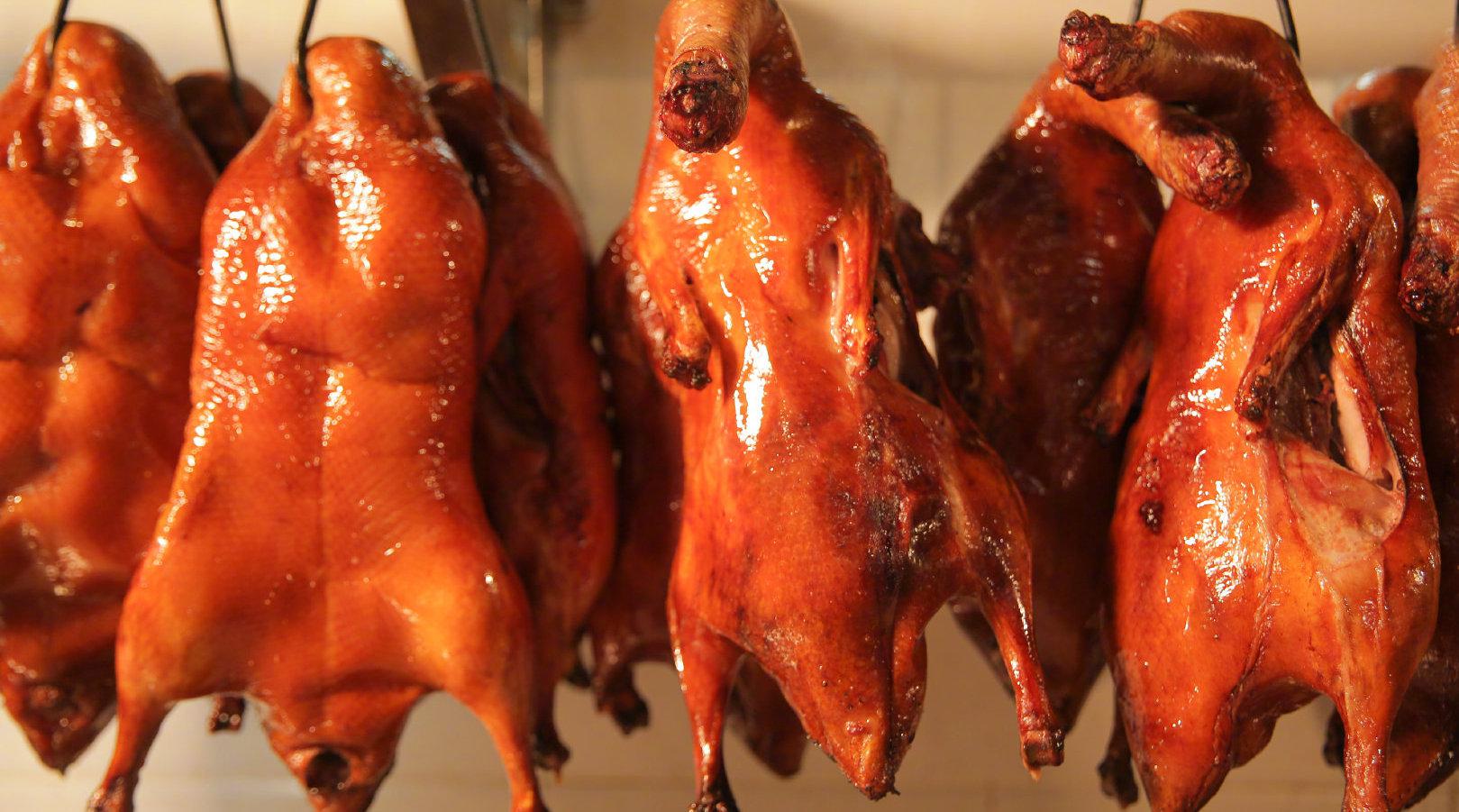 03:44 南京盐水鸭&烤鸭 00:56 因疫情被困国外半年,男子机场停车场内