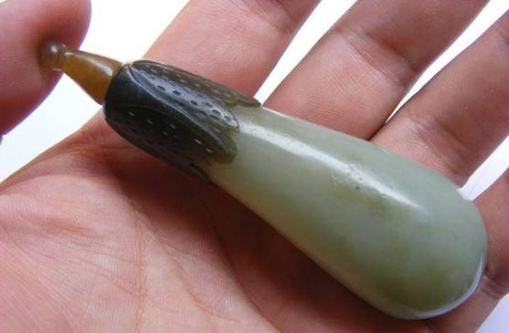 男子挖到个玉茄子,拿到古玩市场找行家鉴定,不淡定了