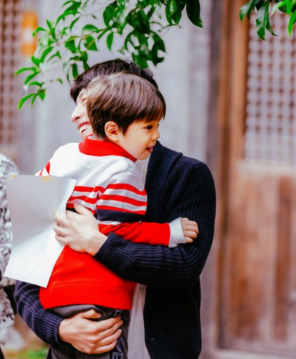 终于知道邓伦为啥能成嗯哼干爹了!看他们俩"偷袭亲脸"的动作.