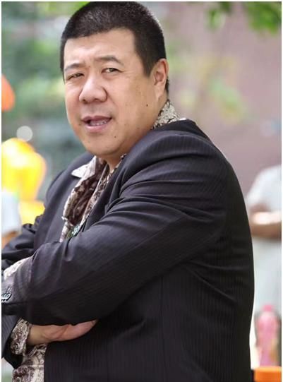 戏骨秦卫东养猪似农民与三婚妻子有一子身材魁梧也是明星