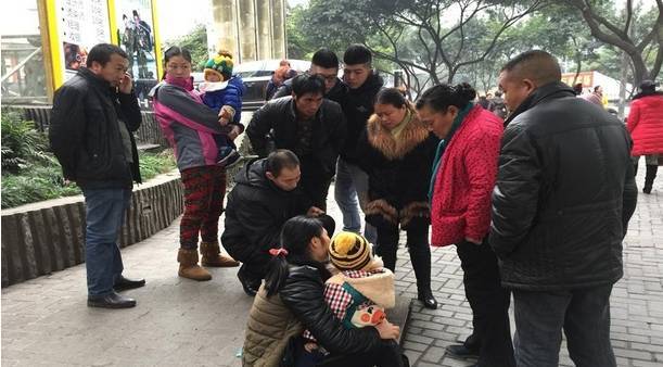 母亲当街对自己的宝宝下跪磕头真相让人心酸宝宝做法让人感动